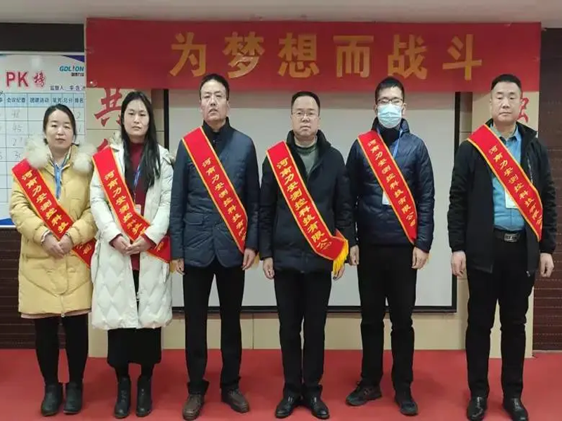 他們是一束光，為伊始照亮